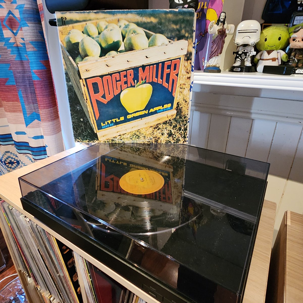 lesoulgambler's tweet photo. Roger Miller - Little Green Apples (1973)
#SaturdayMorningMelodies #TwitterVinylClub #WhatsOnYourTurntable #nowplaying #nowspinning #inthishousethaticallhome #thatmuchfurtherwest #suburbancaveman #vinylrecords #recordcollector #RogerMiller https://t.co/WZNIVT8liD