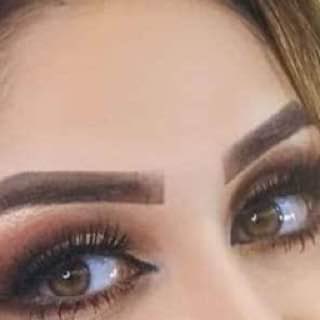 عيونهـا الثنتين مـافيهـا 
جدال
واللـي مزود حسنهـا ڪثر الخجول👌♥️