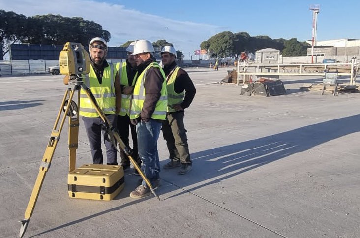 geosistemassrl's tweet photo. Experimentados profesionales compartiendo experiencias con el Escaner Láser Topcon GLS 2200, para verificacion e inspeccion de planitud de la base de concreto de la ampliación del Aeroparque Newbery
#globalsurvey #topcon #escaner #3d #topografia #aeropuerto #AA2000 https://t.co/7flrCLILhJ