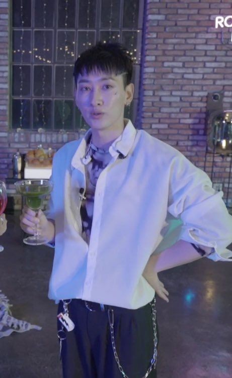 eundainee's tweet photo. Hay varias cosas que te pasan cuando te vuelves fan de Hyukjae y una de ellas es que se te pegue la Jerry Pose https://t.co/Onrs3EMbYm
