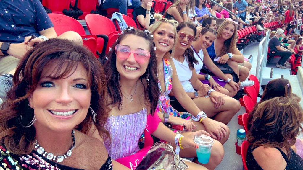 2frogsmom's tweet photo. #TaylorSwiftErasTour #taylorswift #TaylorSwiftKC #HappyBirthTay https://t.co/8iEeNd4OPu