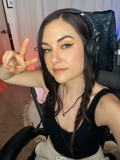 Friday night live stream, movie night night on Discord after 👉👉👉 twitch tv Sashagrey https://t.co/Wp