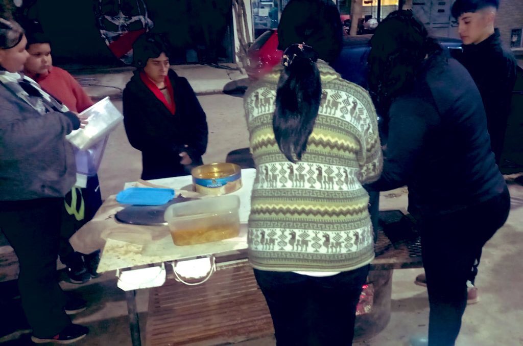 DanielNunez1960's tweet photo. Hoy los compañeros del merendero y olla Solidaria #TalarSur realizaron una comida para los vecinos y vecinas del barrio, agradecemos al intendente @ZamoraJulio por el apoyo. https://t.co/U4fjymFVjS