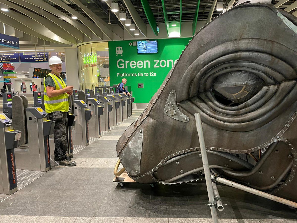 NetworkRailBHM's tweet photo. In pictures 📸

🐂The tightest of squeezes for our Ozzy 

His head just about made it through the station’s 2.3m wide doors 😮‍💨 

Fortunately the horns were a bit easier for @artem_sfx to carry!

#OzzyBullNewSt

@WestMids_CA @networkrail @mikebreakfast @BBCBreakfast https://t.co/ofNypEp8JW