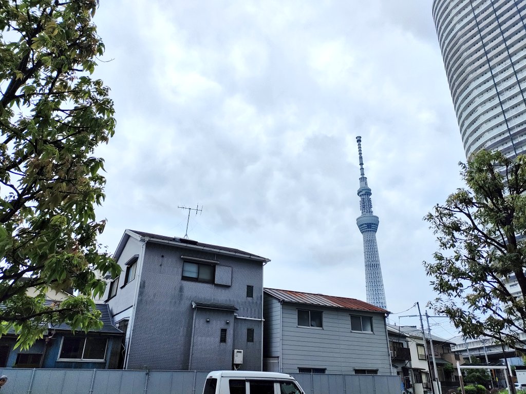 おはようございます！現在の墨田区は曇り☁気温は28.3℃
ポツポツと降ったりやんだりとスッキリしない朝です😫今日も一日頑張りましょう！
本日は10:00~21:00で営業しております☕
#東京 #墨田区 #イマソラ 
#企業公式が毎朝地元の天気を言いあう 
#がんばろう企業公式