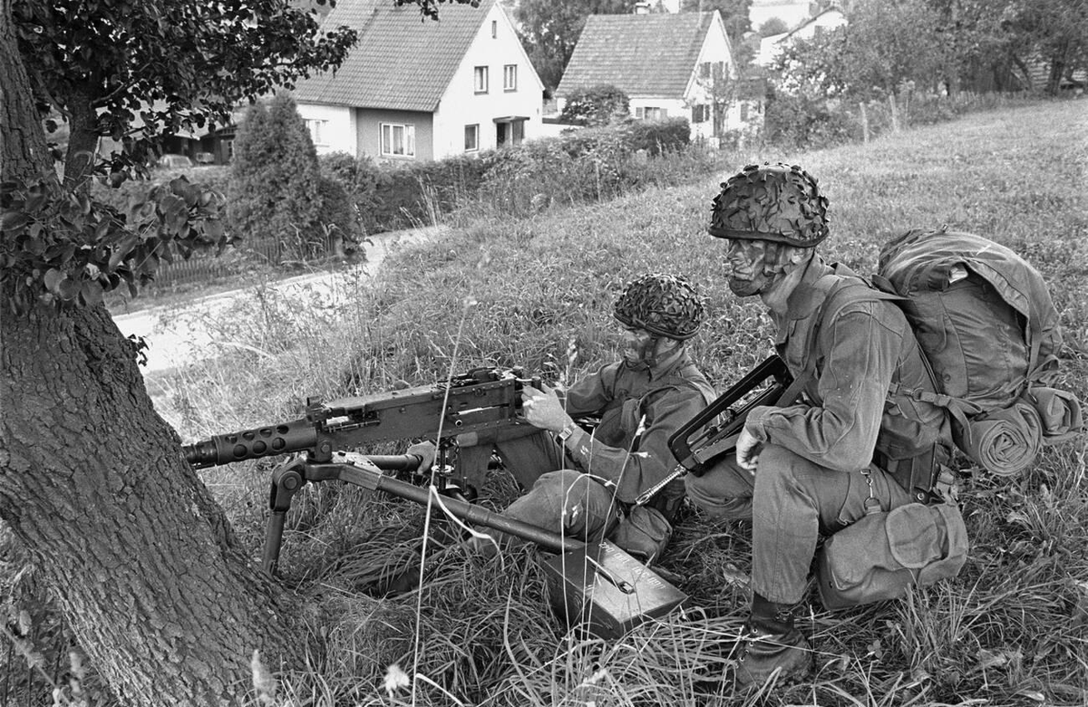 RT @_Darthsoldier_: French soldiers in Germany in the 1980s https://t.co/i0Sj9Ojo2Q