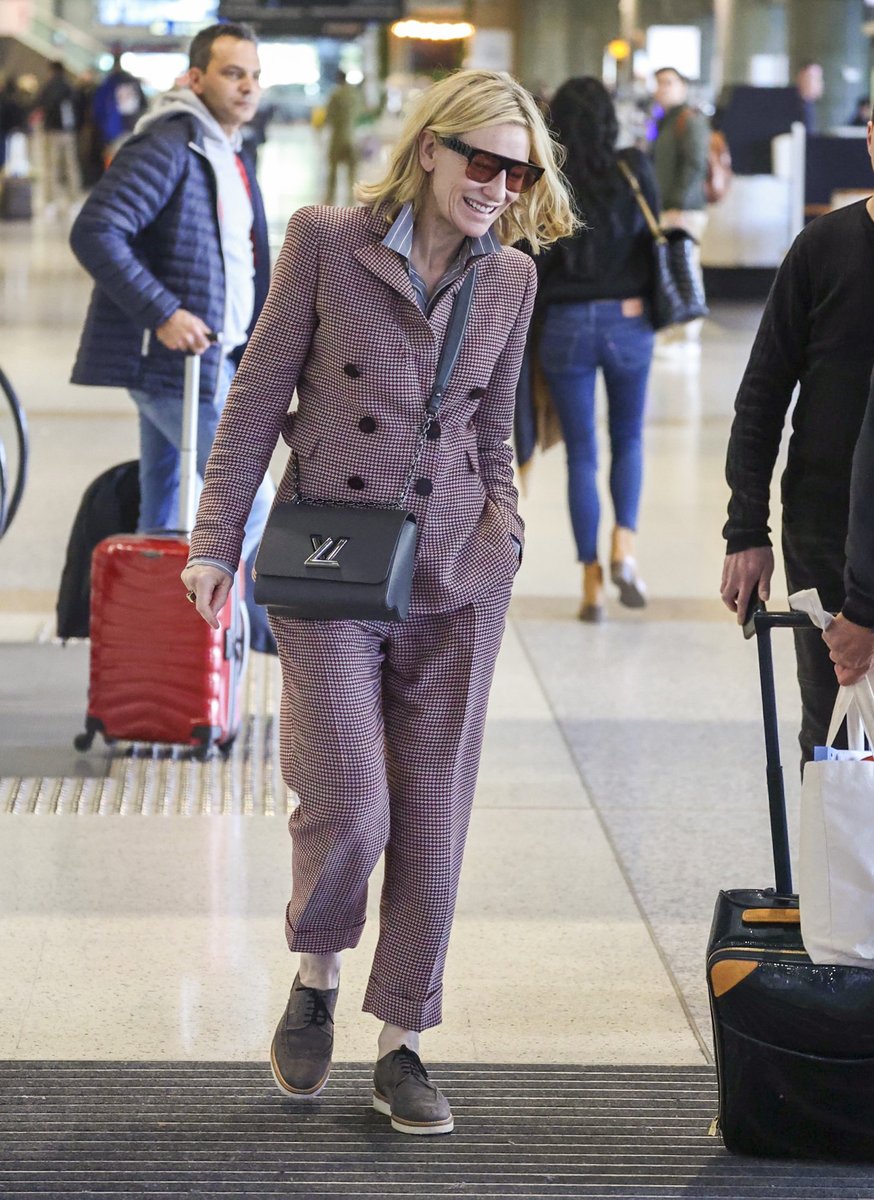 brcblanchett's tweet photo. Nossa galeria foi atualizada com novas/antigas fotos de Cate Blanchett no aeroporto de Sydney no dia 01 de Julho.

📸 Confira mais fotos em: https://t.co/7LMaCJitec https://t.co/AkBjOLIp0X
