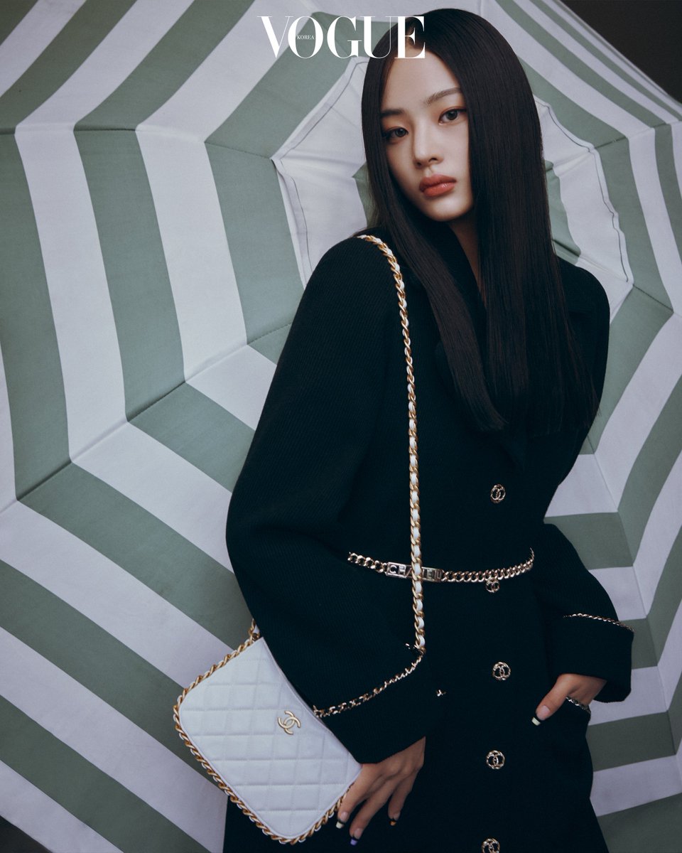 VogueKorea's tweet photo. #협찬 #VogueDigitalCover #SuperMINJI
“Look, it’s the new MINJI!”

<보그 코리아> 디지털 커버의 새로운 주인공. 때로는 우아하고 어쩌면 터프한, 민지 그대로.

더 많은 화보와 인터뷰는 <보그 코리아> 8월호에서. https://t.co/BUDOTeVECp
