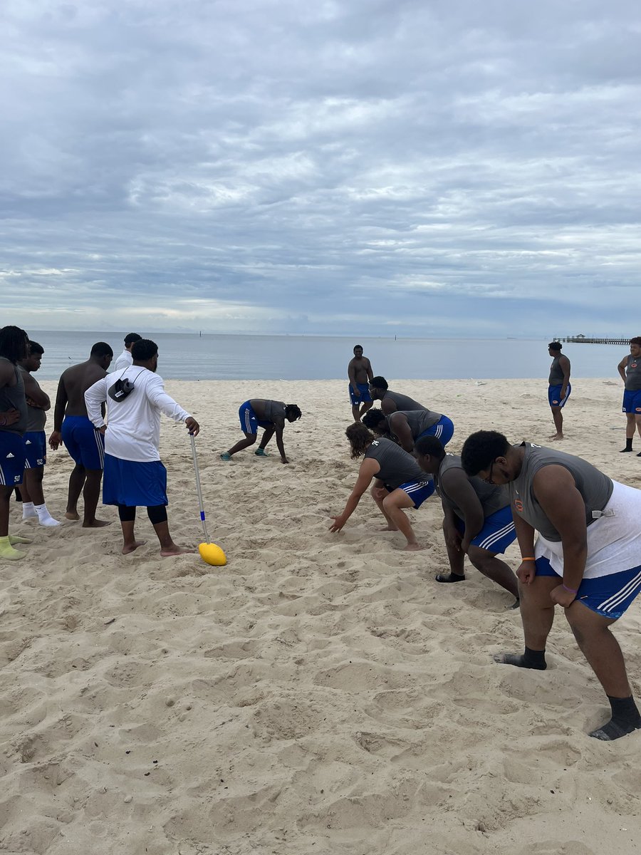 Gulfport_FB's tweet photo. Finished the week with practice and fun on the beach!
#BallinOnTheBeach
#AboveTheLine ⚓️⛓️🔵🟠 https://t.co/8SRIpAcC07