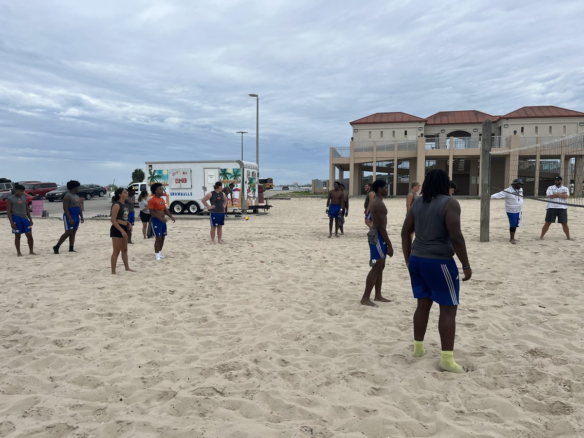 Gulfport_FB's tweet photo. Finished the week with practice and fun on the beach!
#BallinOnTheBeach
#AboveTheLine ⚓️⛓️🔵🟠 https://t.co/8SRIpAcC07