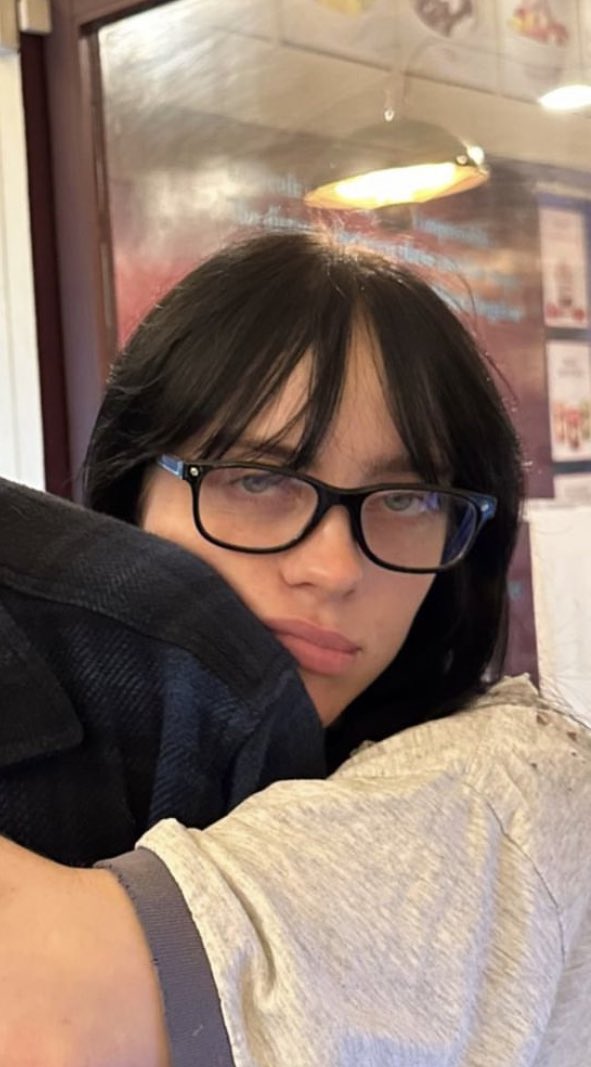 billieshands's tweet photo. she’s so cutie https://t.co/KBj7hTMNkU