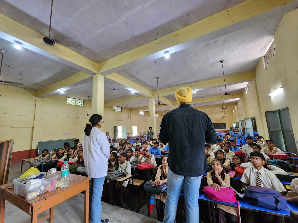 SinghSwaiman's tweet photo. “An investment in education gives the best returns”. Appreciating the young doctors spending time with kids.   Sharing knowledge on common health diseases moreover being good mentors.  Thank you team Amritsar and Anandpur Sahib for your time and effort.  #globalhealth #doctorswithoutborders