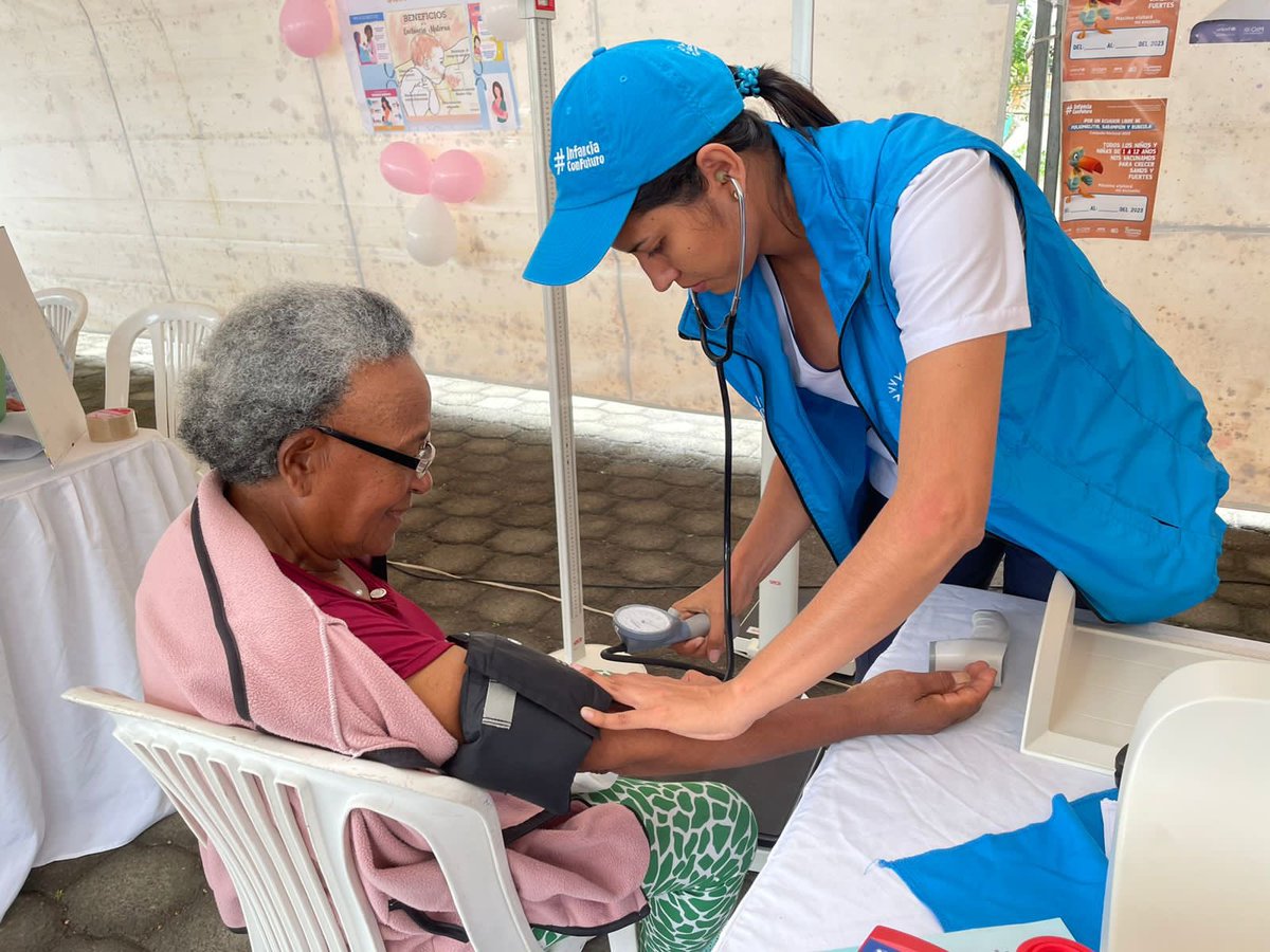 InfanciaEc's tweet photo. Continuamos recorriendo el 🇪🇨 con las Caravanas #InfanciaConFuturo, llevando beneficios y oportunidades a la población materno-infantil y sus familias.

Hoy en San Miguel de los Bancos.🎉 se realizaron más de 400 atenciones. https://t.co/SQaqiVpVAK