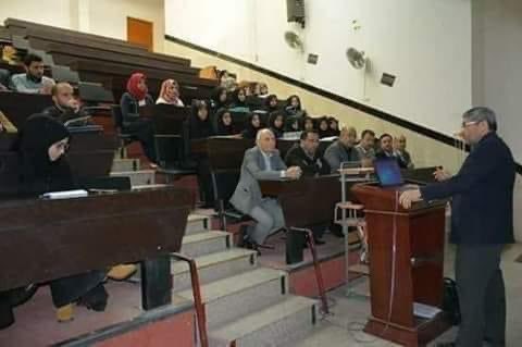#نقاش_بين_أستاذ_وفتاة في احدى الجامعات
قالت:
هل في القرآن آية تدل على إلزام المرأة بالحجاب؟

قال لها: عرفيني بنفسك أولا:
قالت أنا طالبة في السنة الأخيرة بالجامعة
وحسب معرفتي أن الحجاب لم يأمر الله به
ولهذا أنا غير محجبة ولكني أصلي والحمد لله

قال الاستاذ: طيب دعيني أسألك سؤالا