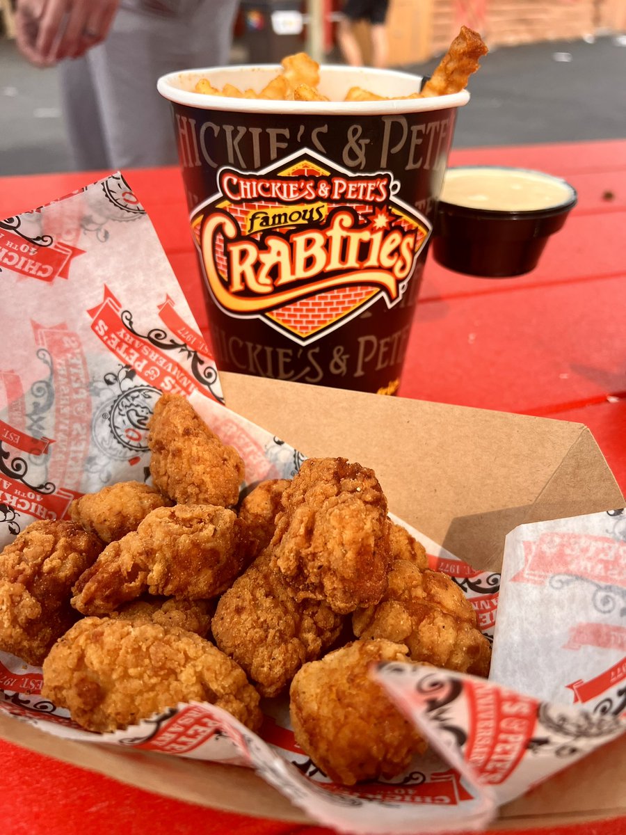 Bucation's tweet photo. from perfectly popped theme park popcorn to refreshing lemonade, freshly fried donuts, walking tacos & crab fries, the food @Hersheypark is way beyond basic
try the deep fried Reeses peanut butter cups. they’re our absolute must-eat on any visit 👌 #bucation #hersheypark https://t.co/5FFNLbttxe