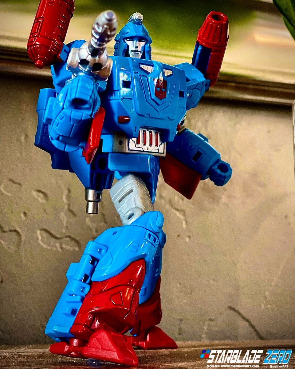 matthewart's tweet photo. Amazon delivered DEVCON.  So damn cool. Been waiting since 85 for this.  Lol
#starbladezero #tranformers https://t.co/Cl8u7p11tM