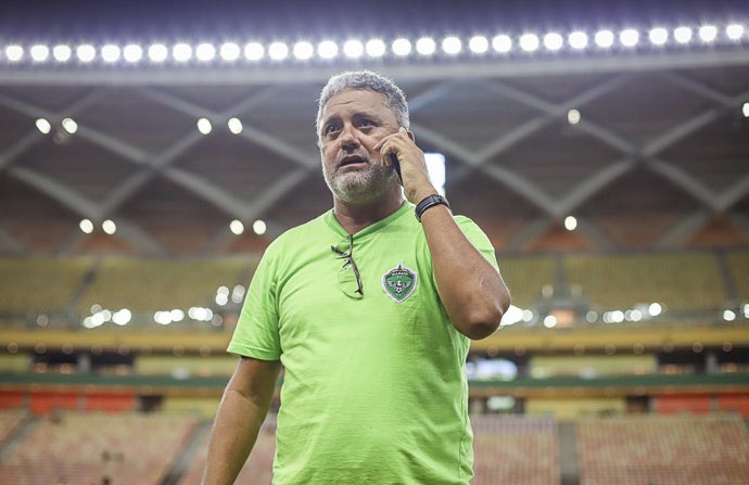 larissabalieir0's tweet photo. 🟢 O Manaus emitiu uma nota questionando os critérios de escolha da equipe de arbitragem para o jogo da equipe amazonense contra o América-RN e que acontece neste domingo (9), pela 12ª rodada da Série C. 

A estranheza do clube é pelo fato de um trio nordestino apitar um duelo contra a equipe de Natal (RN), além da inclusão do árbitro assistente Wendel Augusto Melo (SE), “que já errou contra o Esmeraldino na Série C”, pontuou a diretoria do Gavião.

Além disso, a diretoria questiona a escolha da CBF pelo árbitro Marcel Phillipe Santos Martins (SE), que vai apitar pela primeira vez uma partida de Série C. 

O Presidente do Manaus, Giovanni Silva ressaltou a importância do confronto. “Vamos jogar com o América-RN, que também está tentando fugir da zona do rebaixamento; eles com 12 pontos e nós, com 10. Se ganharmos, vamos a 13 e passamos deles. É um jogo complicado onde, no nosso modo de ver, deveríamos ter um árbitro com mais experiência de Série C. A gente não entende esse critério, não é hora de fazer teste. Há uma preocupação pela escolha”, afirmou o dirigente. 

📸 @Ismaelfotofc