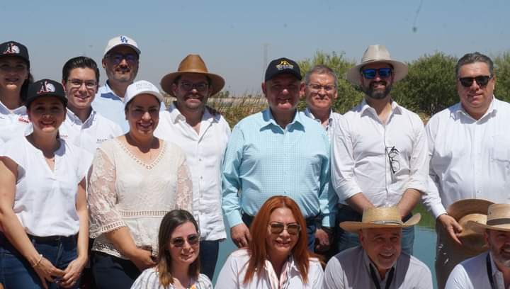 SantosGonzalezY's tweet photo. Autoridades federales y estatales se fueron maravillados con la visita a la Planta Tratadora de Aguas Residuales, única en todo latinoamerica, porque el agua tratada es usada para mantener vivo un humedal que alberga a la flora y aves acuáticas
#SigamosTransformandoSanLuis 
#SLRC https://t.co/z2pHqW0SLh