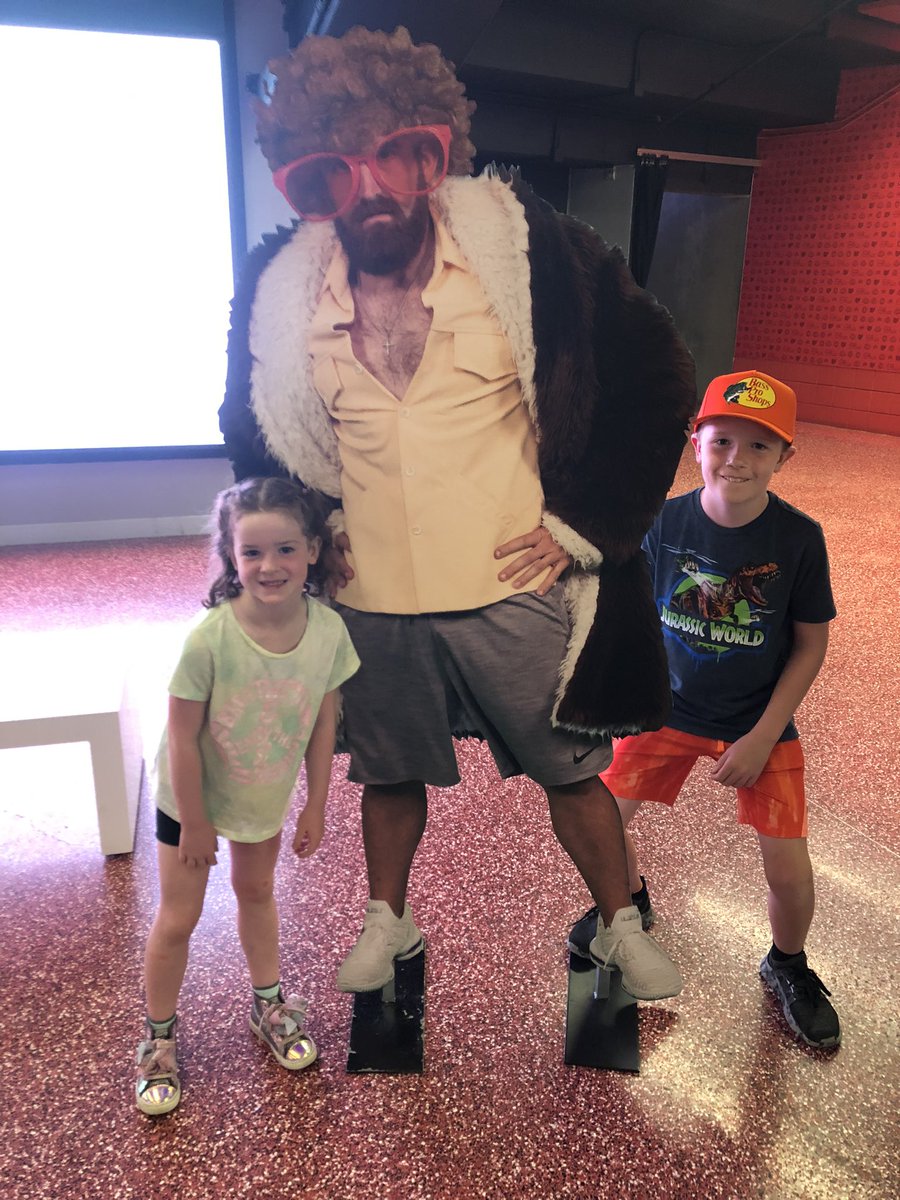 GolfWithKG's tweet photo. We had a blast last night at the @DudePerfect Panda-Monium Tour in Columbus #dudeperfecttour #dudeperfect #HudtheStud #WildViolet 🙌🏻👏🏻💪🏻🔥 https://t.co/cIO3qnj0gF