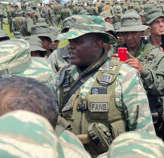 vladimirpadrino's tweet photo. Para seguir fortaleciendo el Sistema Defensivo Territorial, mi C/J @NicolasMaduro ha nombrado al M/G @wistohorchourio como Segundo Comandante Estratégico Operacional, quien entrega la @Milicia_B1 más fortalecida, para seguir haciendo a Venezuela inexpugnable ¡Todo el compromiso! https://t.co/ib5pmeYDv3