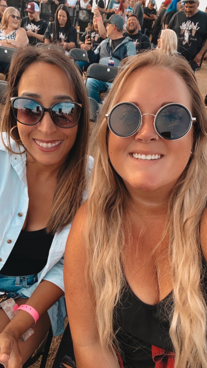 HusseyRandi's tweet photo. #JellyRollAtMystic   w/ my newly divorced best friend 😘 https://t.co/tQRlbsOvX6