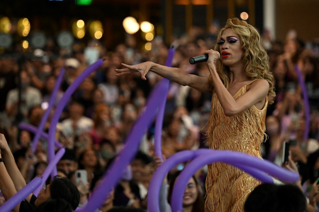 PhilstarNews's tweet photo. ‘PHILIPPINES IS A TAYLOR NATION’ ���

Filo Swifties attend a Taylor Swift fan event in Manila on July 7, 2023, just hours after Swift released her third re-recorded album ‘Speak Now (Taylor’s Version).

Thousands of diehard Swifties erupted with screams as a drag queen impersonating the American music megastar burst onto the stage in a Manila shopping mall.

📸 AFP/Jam Sta. Rosa
