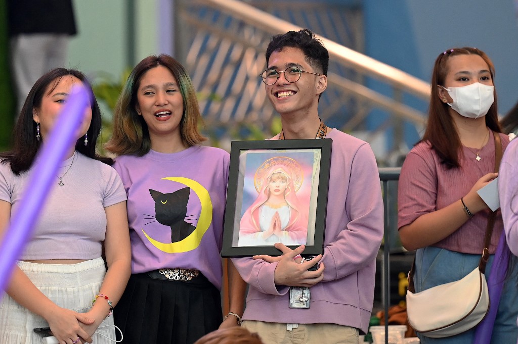 PhilstarNews's tweet photo. ‘PHILIPPINES IS A TAYLOR NATION’ ���

Filo Swifties attend a Taylor Swift fan event in Manila on July 7, 2023, just hours after Swift released her third re-recorded album ‘Speak Now (Taylor’s Version).

Thousands of diehard Swifties erupted with screams as a drag queen impersonating the American music megastar burst onto the stage in a Manila shopping mall.

📸 AFP/Jam Sta. Rosa