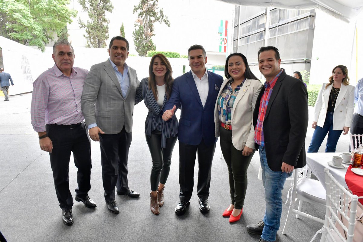 MaritzaMallelyJ's tweet photo. Nos reunimos Diputados priístas y Dirigencias Estatales de todo #México, con nuestro #Presidente @alitomorenoc

Con lealtad, seguimos fortaleciendo el #FrenteAmplio, desde el partido de México y construyendo una ruta clara y coordinada. 🇲🇽 https://t.co/b3JKT5aPQ6