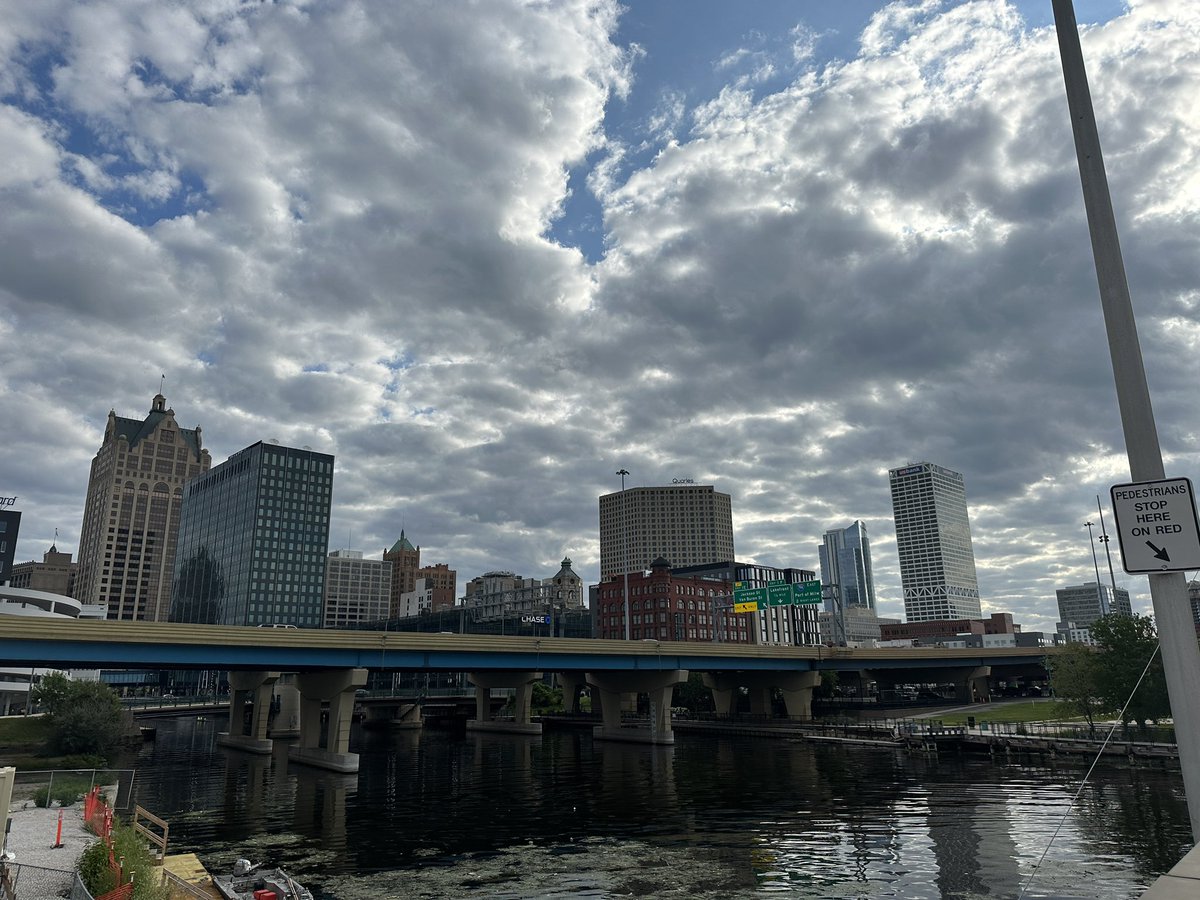 sbperimeter's tweet photo. Day 96: Milwaukee,WI to Highland Park,IL - 70 miles.  Spent most of the day on bike trails today.  Got my first views of Lake Michigan fro the trails.  Moved on from Wisconsin to Illinois! Good weather, cool and overcast all day. https://t.co/ccwnLomIRV