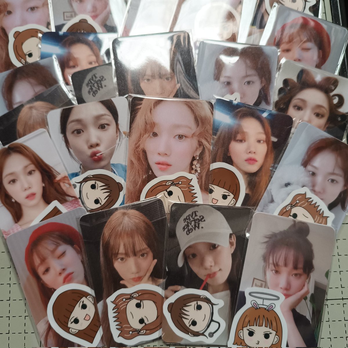 ingukkies's tweet photo. made a small amount of freebies for later! 🥹 2 random selfie photocards + 1 random sticker per pack hehe lmk if u want so i can give u one !! 😁🫶🏻  #LeeSungKyung #BeCLOSERinMNL https://t.co/gwPMrn0ypO