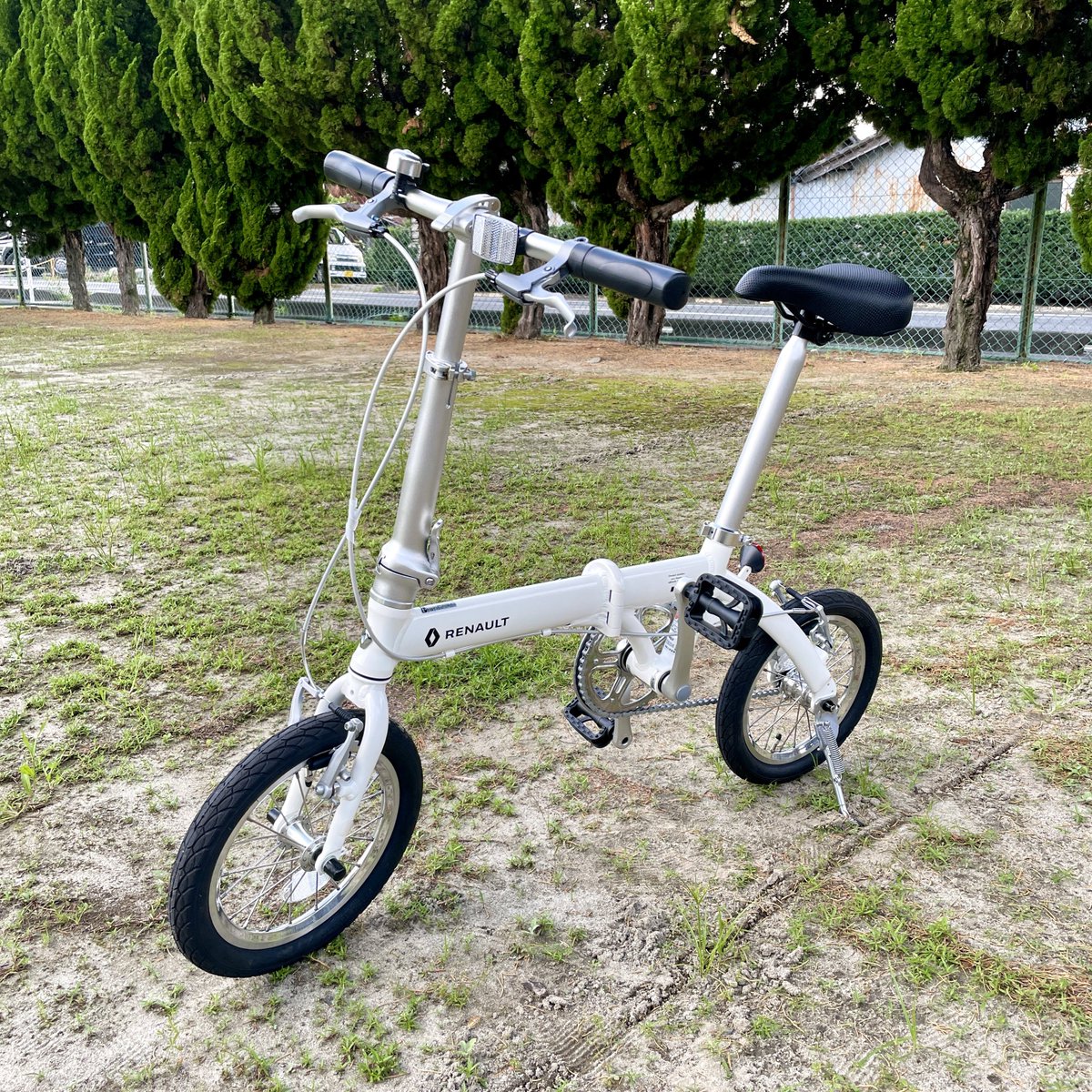 yasue_r6's tweet photo. 新車のルノーが納車されました。色はホワイト。ホイールは14インチ。変速なしのシンプルなデザイン。可愛い❤️
#RENAULT
#ルノー
#LIGHT8
#ライト8
#折りたたみ自転車
ヨドバシ.comで購入したので防犯登録は神奈川県警。自転車安全整備士が 点検確認した自転車に貼付されるTSマーク付きよ。 https://t.co/QmcLFTfayp