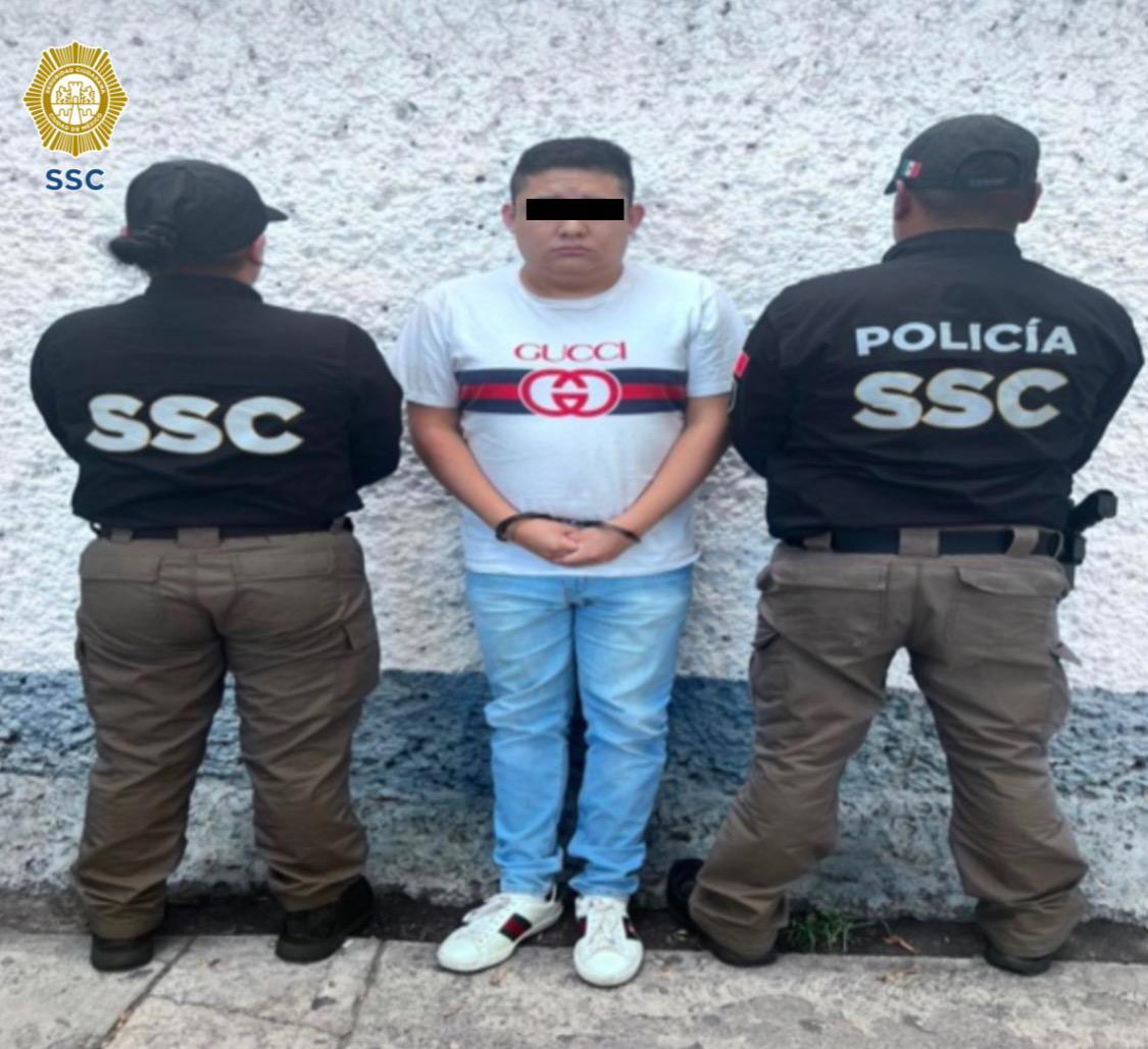 Derivado de denuncias por acoso a varias mujeres de un equipo de fútbol, compañeros de <a href="/SSC_CDMX/">SSC CDMX</a> detuvieron al presunto  responsable en  <a href="/Alcaldia_Coy/">Alcaldía de Coyoacán</a>. En #CDMX no toleraremos casos que atenten contra la integridad física de mujeres y niñas.