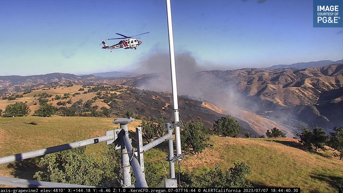 DanielFireTruck's tweet image. #DistrictFire Cal Fire Copter 305 flying in front of the camera.