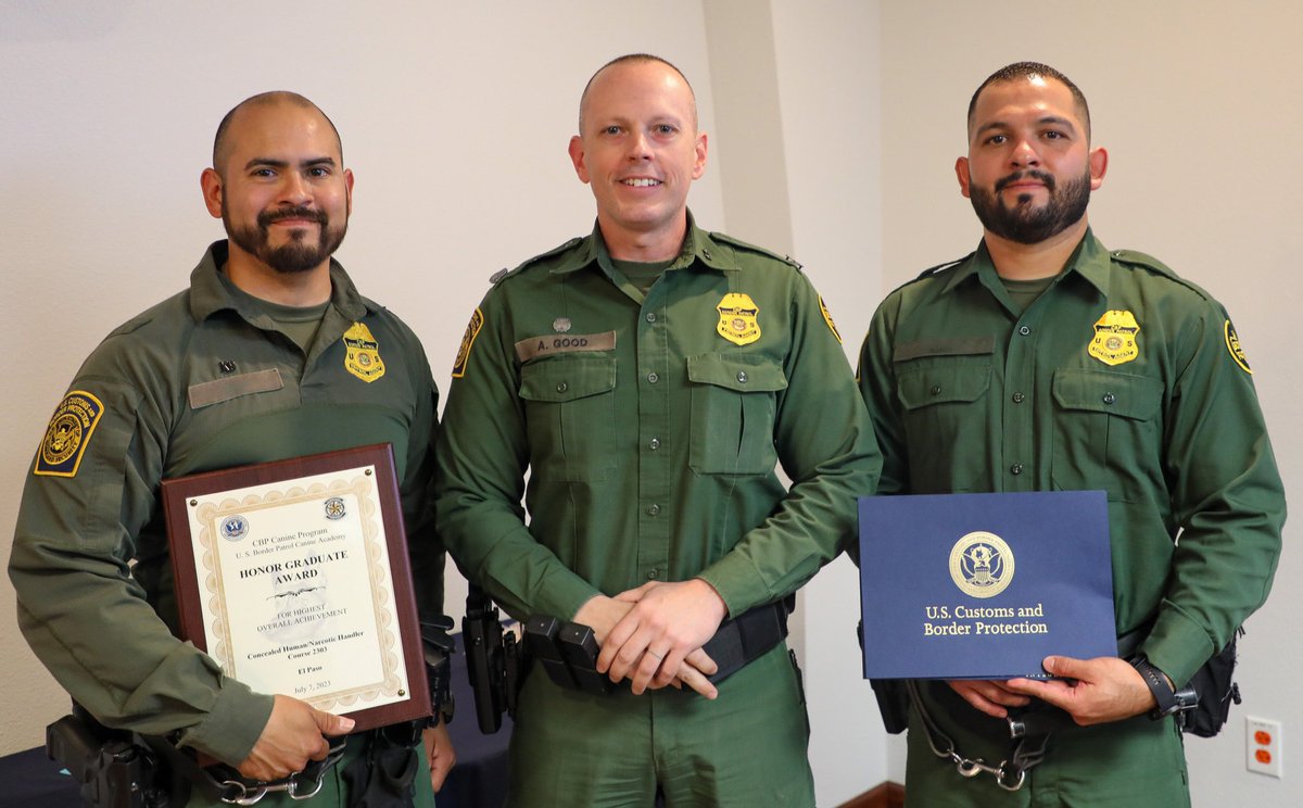 USBPChiefEPT's tweet photo. El Paso Sector is proud to add two newly certified Canine Handlers! They will join the ranks of other canine handlers charged with enforcement of immigration law at our immigration checkpoints. CONGRATULATIONS and good luck! #cbpgov https://t.co/3bjy0qZc9j
