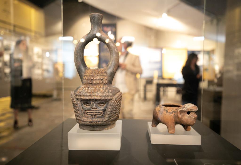 CancilleriaEc's tweet photo. 🔸En conmemoración del Día Mundial del Cacao, realizamos el lanzamiento de la marca “Ecuador, el origen del cacao”. El evento exaltó el valor histórico y patrimonial del hallazgo de la vasija de la cultura Mayo Chinchipe con los restos de cacao con 5.500 años de antigüedad. https://t.co/VscFPZajPM