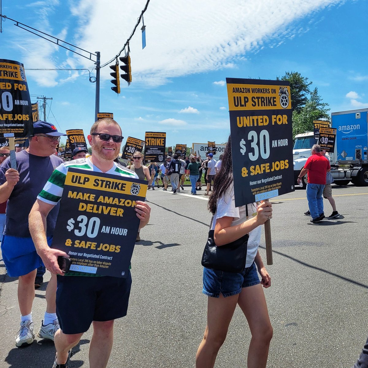 dsaworkingmass's tweet photo. Striking Amazon drivers brought their rolling informational picket to New England today!

They're on an unfair labor practice #AmazonStrike over the company's refusal to recognize their union, @Teamsters Local 396, and the contract with Amazon's delivery service partner

🧵(1/10) https://t.co/Fy2Uz7HtuM