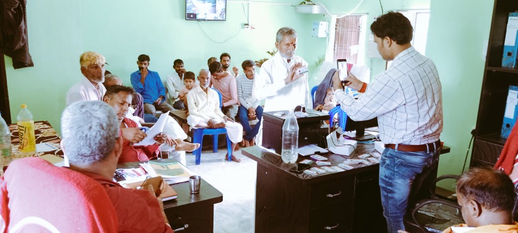 पंचायत सहायक सचिव द्वारा आयुष्मान कार्ड वितरण ग्राम पंचायत दौलतपुर जनपद पंचायत भीतरवार ग्वालियर