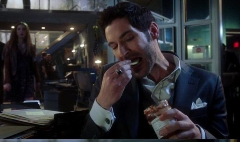 #TomEllis experimenting with #WorldChocolateDay and crisp quite nice.. sweet and salty taste #Lucifermovie