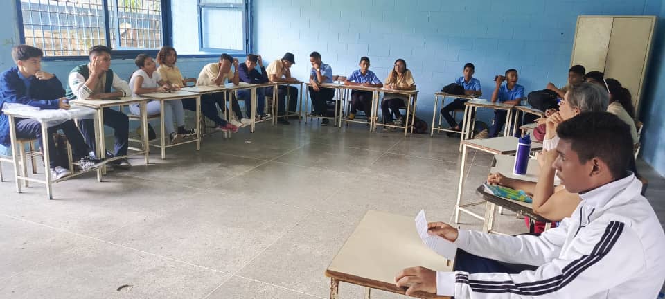 #Miranda Hoy se desarrolló el II Congreso de Educación Matemática, en la ETI Rubén González, Guarenas. Docentes y estudiantes presentaron ponencias, comunicaciones breves y materiales instruccionales utilizados en las aulas Mirandinas. Así construimos una educación de calidad