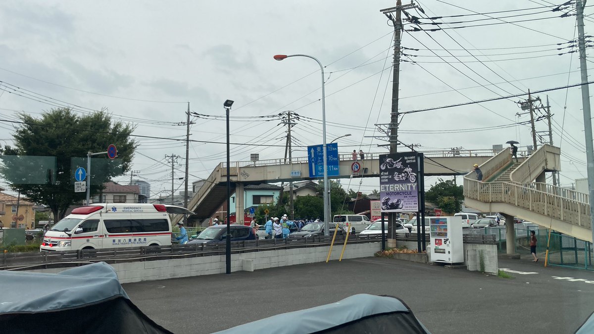 eternity_masaki's tweet photo. 店の前で運転手さんが意識無くなってもう15分くらい揺らしたり叩いたりしてるだけ…
割っちゃいけないものなんですかね😓
早く助けてやれよ… https://t.co/pGkMNScCrP