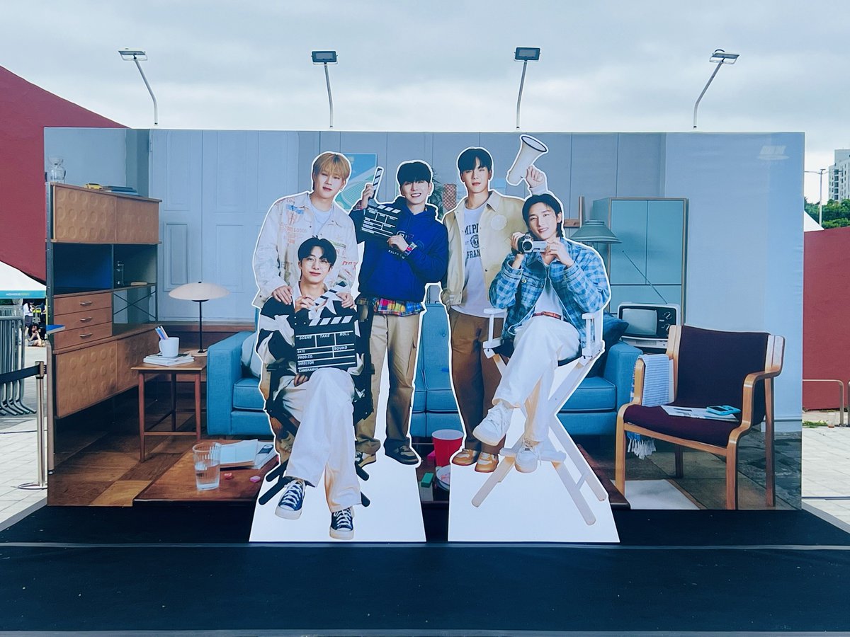 OfficialMONSTAX's tweet photo. 2023
#몬스타엑스 #FAN_CON
<#MX_FRIENDS> 📺

D-DAY 🏠
햇살 가득 여름날,  
MX FRIENDS가 몬베베 여러분을 
그들이 사는 공간으로 초대합니다!

#MONSTA_X #MONSTAX
#몬베베7기 #몬스타엑스팬콘 https://t.co/HvmwFsBQyT