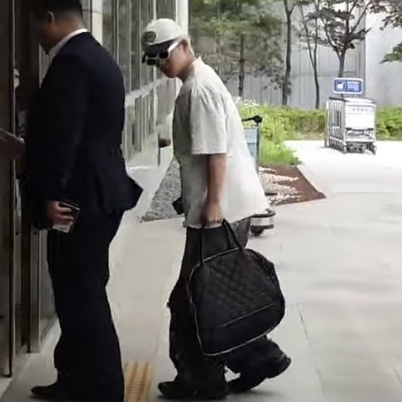 flamehanie's tweet image. SEUNGCHEOL WHITE HAIR?!?!?!????!?!???