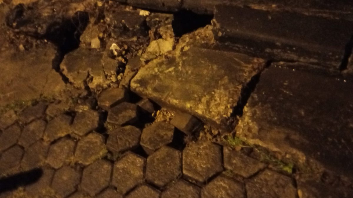 marcelojaviermb's tweet photo. @vigilancia_mgye @aquilesalvarez @alcaldiagye @Ambiente_Ec @ambiente_gye ¿Qué esperamos? una desgracia? en menos de 2 días se levantaron los adoquines. Responsabilizamos de cualquier pérdida material y Dios no quiera desgracia a @alcaldiagye @ambiente_gye @aquilesalvarez porque llevamos 9 días "rogando" su ayuda al N° Requerimiento: 012-2023-0056183 https://t.co/a5BCBVAkcJ