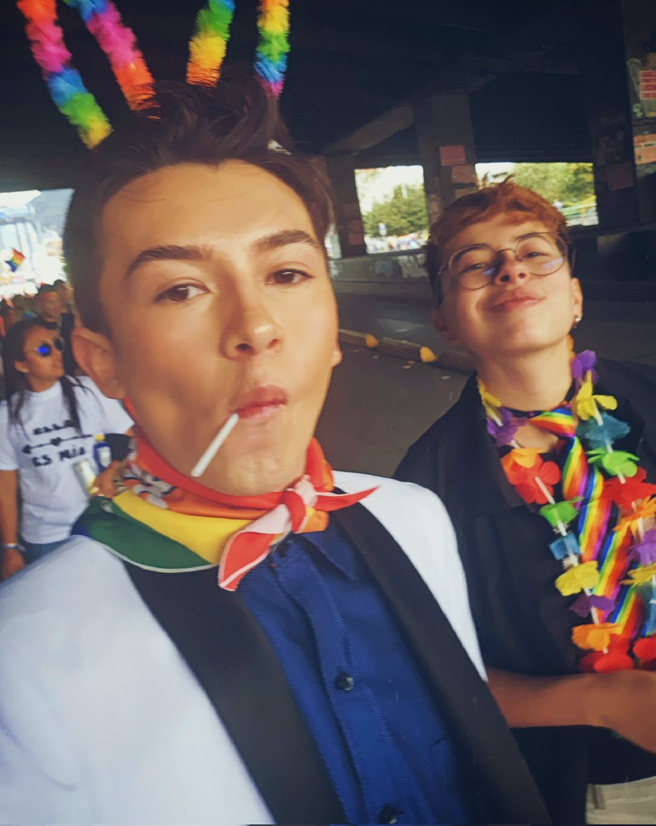 Dan_PL77's tweet photo. Lo genial de este año fue haber estado con un parche así y vivir la marciada sin limites.... El pride fue 🏳️‍🌈 10/10 💫 .....🫠aunque conservó la esperanza de encontrar a un chico re lindo que me regaló un condon. 🫠🙃

#PrideMonth2023 #Pride https://t.co/GbhKxGYniV