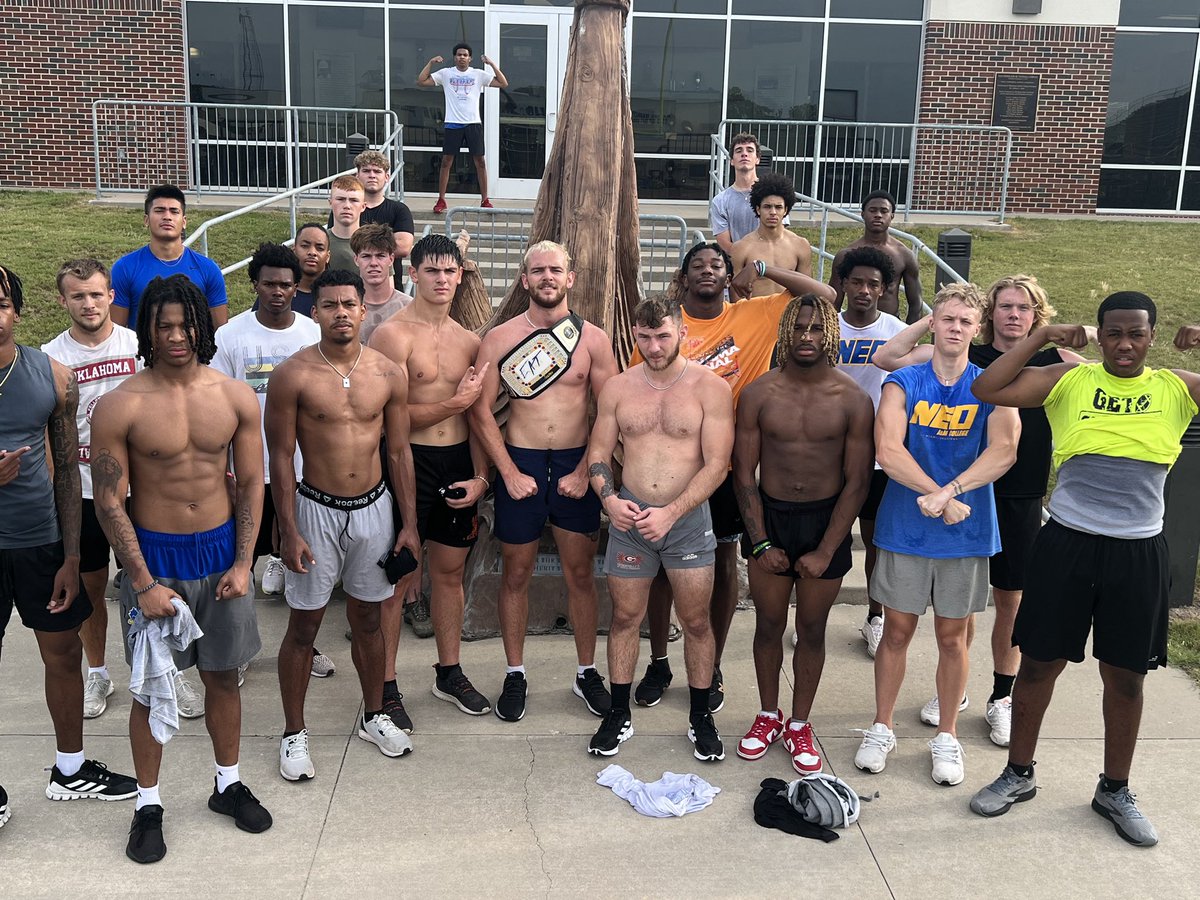 Norsemen_FB's tweet photo. #EATChamps to finish the week!
Alpha - @MichealDeverea3 
Bravo - @JoeOverstreet3 
Charlie - @Chase_Faber_ 

#MadeOnTheBanks https://t.co/OnKxzru4yx