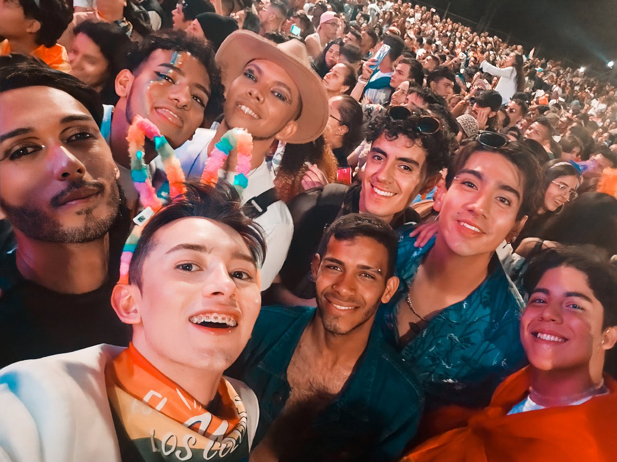 Dan_PL77's tweet photo. Lo genial de este año fue haber estado con un parche así y vivir la marciada sin limites.... El pride fue 🏳️‍🌈 10/10 💫 .....🫠aunque conservó la esperanza de encontrar a un chico re lindo que me regaló un condon. 🫠🙃

#PrideMonth2023 #Pride https://t.co/GbhKxGYniV