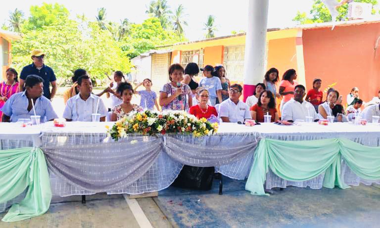 MinervaLopezC_'s tweet photo. Hoy tuve el honor de ser Madrina de la Generación 2020 -2023 de la Escuela Telesecundaria de la comunidad de Collantes en #PinotepaNacional. 

Muchas felicidades a las y los jóvenes por este objetivo cumplido y mucho éxito en su nueva etapa. 🎓 https://t.co/t0BCo5R0Ty