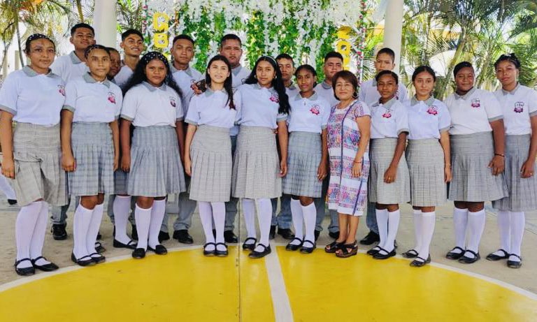 MinervaLopezC_'s tweet photo. Hoy tuve el honor de ser Madrina de la Generación 2020 -2023 de la Escuela Telesecundaria de la comunidad de Collantes en #PinotepaNacional. 

Muchas felicidades a las y los jóvenes por este objetivo cumplido y mucho éxito en su nueva etapa. 🎓 https://t.co/t0BCo5R0Ty
