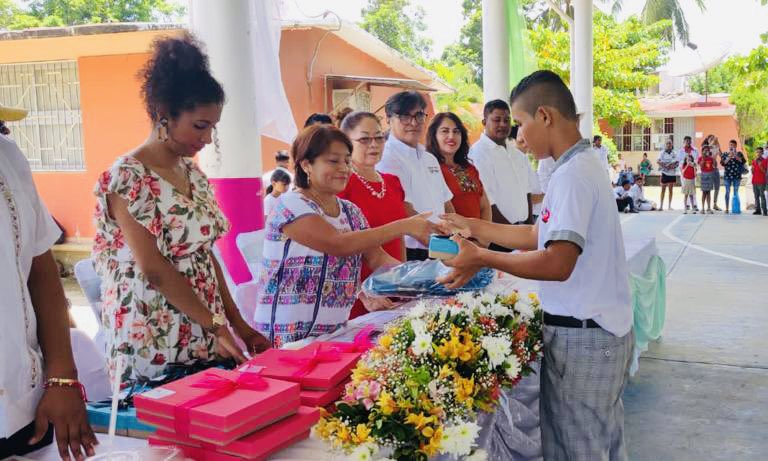 MinervaLopezC_'s tweet photo. Hoy tuve el honor de ser Madrina de la Generación 2020 -2023 de la Escuela Telesecundaria de la comunidad de Collantes en #PinotepaNacional. 

Muchas felicidades a las y los jóvenes por este objetivo cumplido y mucho éxito en su nueva etapa. 🎓 https://t.co/t0BCo5R0Ty