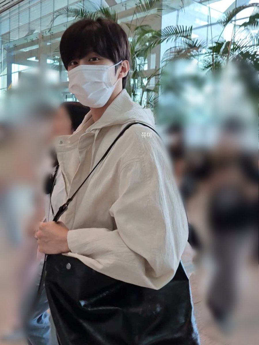 surin_Nia's tweet image. 230708
_
키링고리 숨기는 거 깜빡한 고양이,, 금속탐지기에 걸리면 어떡하려고 🥹 그리고 쪼꼬만 주먹 
#김우석 #KIMWOOSEOK